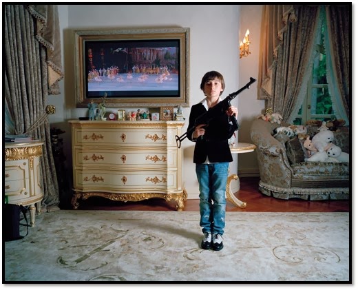 Russenko 2014, Expo Photo la Russie au dela des mythologies Littles Adults anna Skladmann, photo enfant russe kalachnikov fusil en mains 