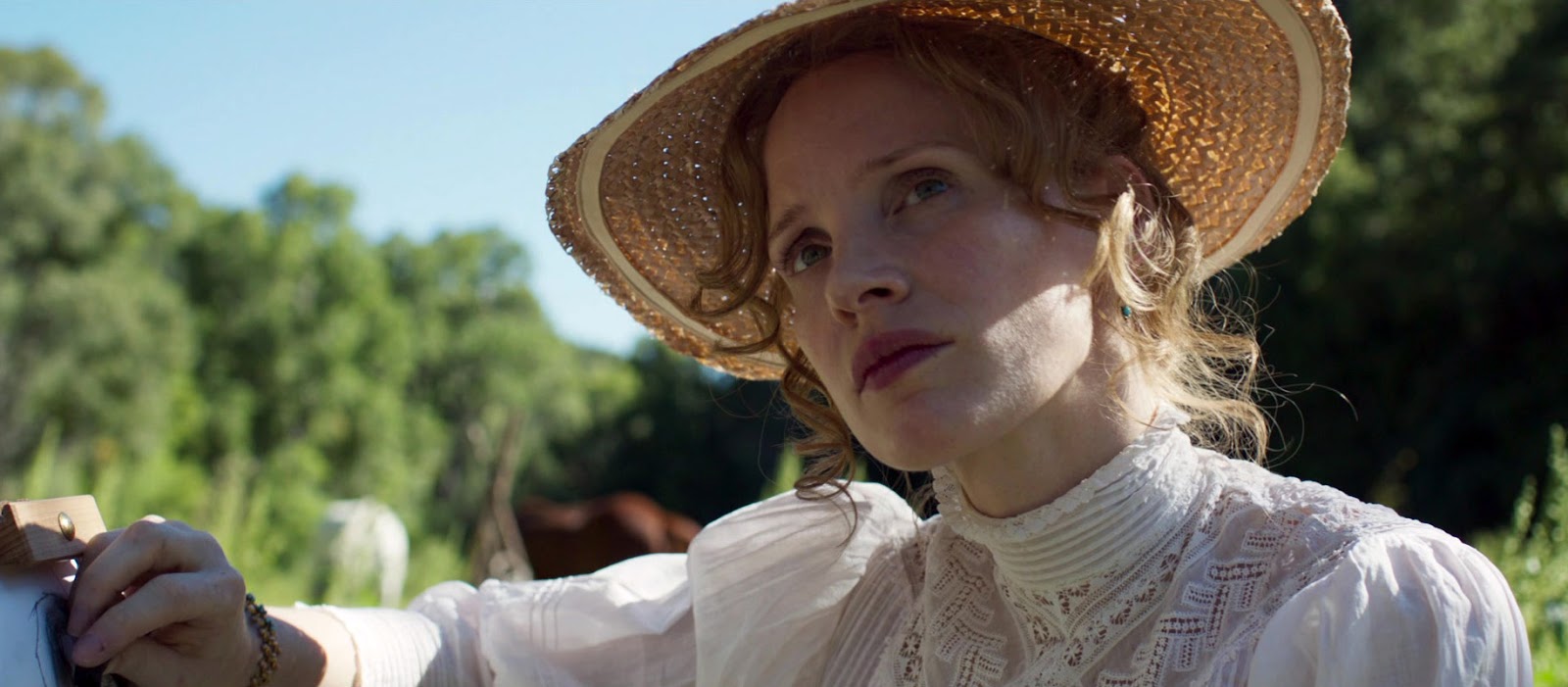 Две модные девушки идут по улице. Женщины разговаривают на улице. Женщина идет сбоку. Всего оно идет женщинам с. Всего оно идет женщинам с.