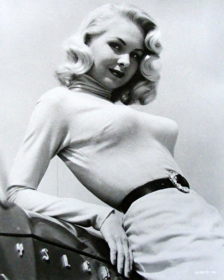Glamour retro piercing teacher