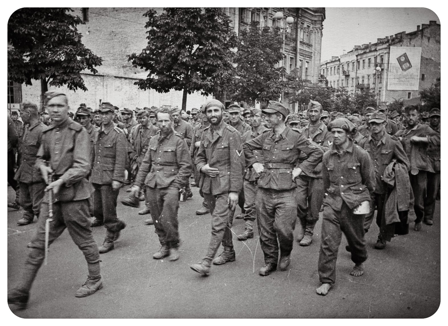 Пленные немецкие солдаты под конвоем. Конвоирование военнопленных. Военнопленные красноармейцы крупным планом фото. Немцы конвоируют пленных. Пленные красноармейцы женщины 1941.