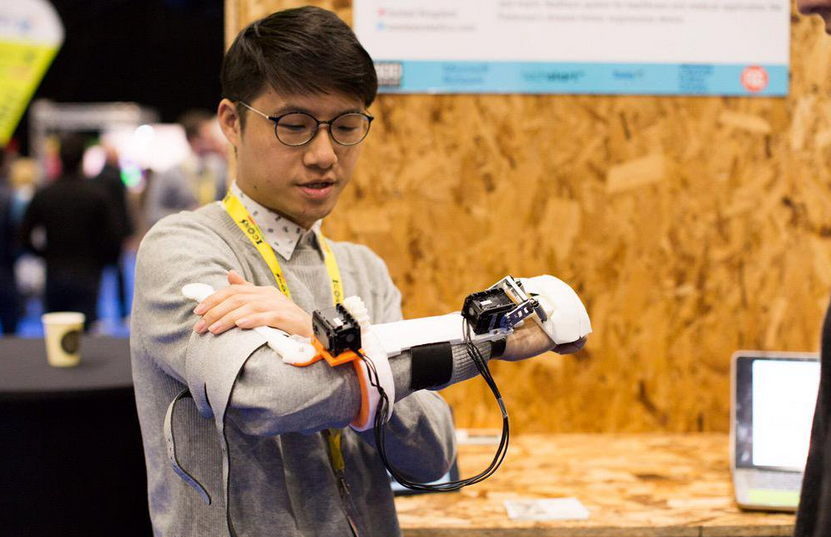 為了讓患帕金森氏症的爺爺自己喝水，他打造了這款機械手臂