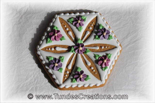Cookie box with eyelets and flowers by Tunde Dugantsi