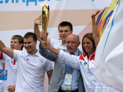 Ильшат Гафуров с факелом Универсиады 2013