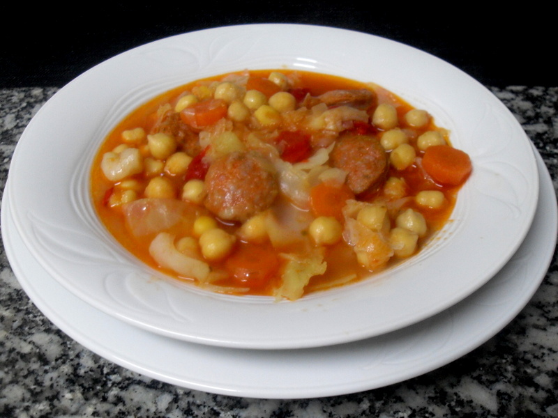 Plato de garbanzos con chorizo y verduras.