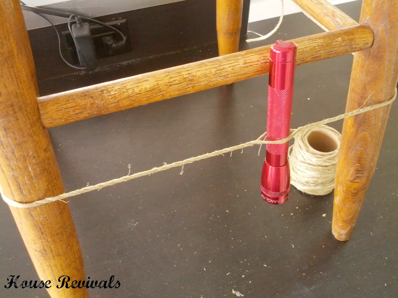 When the glue was completely dry, it was time to reweave the seat.