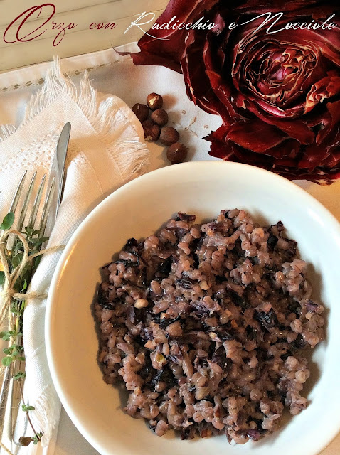 Orzo con radicchio e granella di nocciole. Un accostamento piacevole e sano