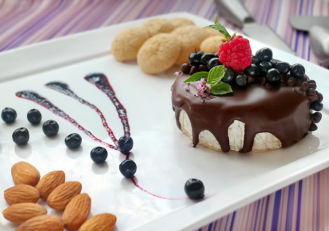 Сирене „бри” в шоколадова глазура с бадеми и боровинки
