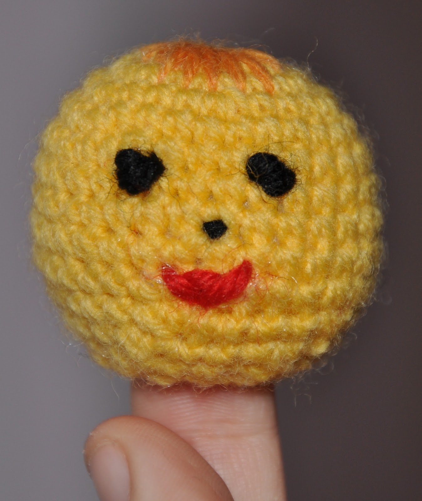 колобок крючком из плюшевой пряжи. колобок крючком. поделка колобок. марина забатурина вязаные игрушки. колобок связанный крючком.