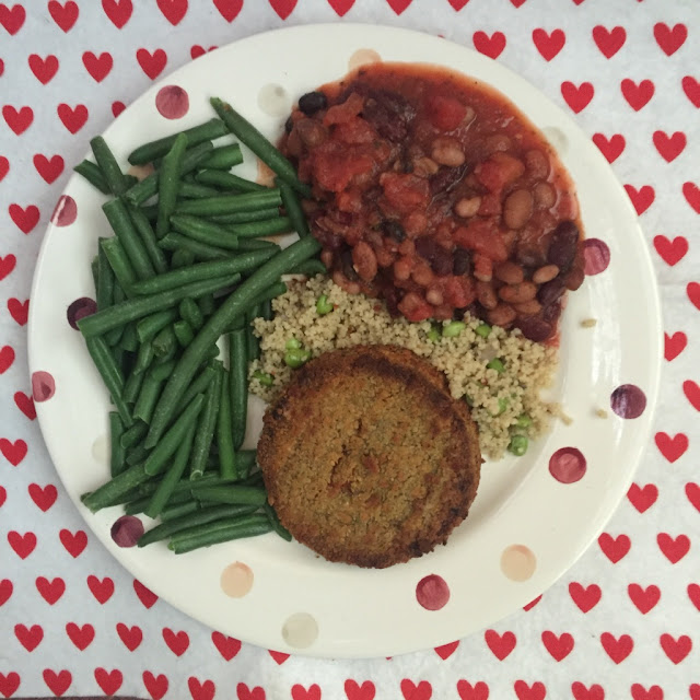 Dinner, vegan meal: Green beans, quinoa, edamame, mexican mixed beans, veggie burger. http://psychologyfoodandfitness.blogspot.co.uk/2016/08/what-i-eat-in-day-2-vegan-ft-flora.html