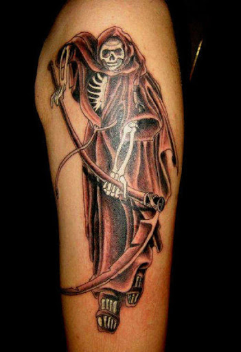 O Grim Reaper tatuagem em vermelho. O reaper tem sua red foice em frente como se pronto para reduzir alguém a alma para a direita fora do corpo. A capa também revela parte do ceifador do corpo que é magra e esquelética do peito.