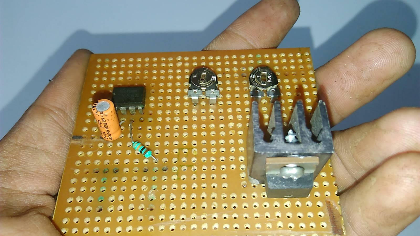 One mosfet IRFZ44n And 555ic based inverter