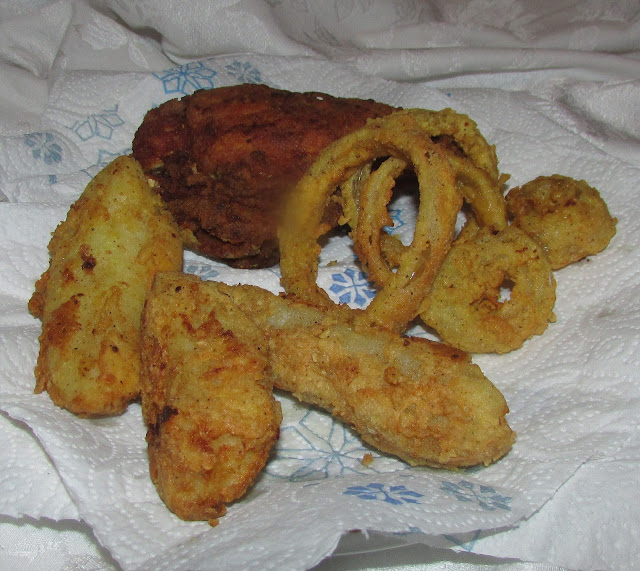 Southernstep Reviews Fried Chicken, Onion Rings and Potato Wedges with
