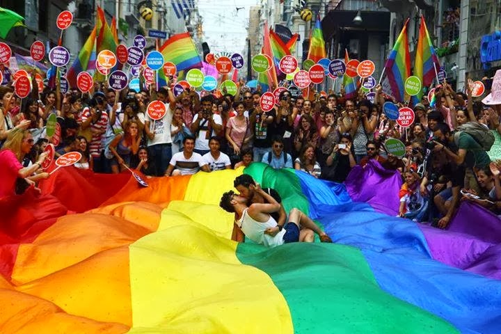 I gay pride più coraggiosi al mondo - grindr1Men+Kissing+at+Pride+Parde - Gay.it