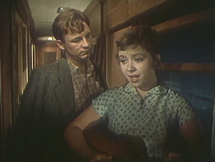 кадр из фильма девушка без адреса. кадры из фильма девушка без адреса в поезде. белорусский вокзал фильм. съемки фильма девушка без адреса. девушка без адреса какой вокзал.