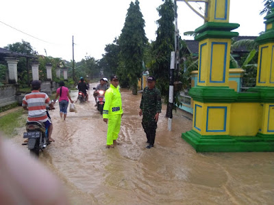 BANJIR, BABINSA HIMBAU MASYARAKAT TAK PANIK