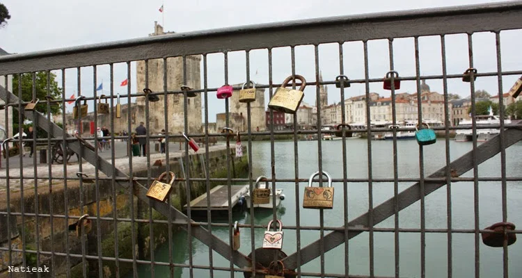 La Rochelle et sa petite passerelle  avec des cadenas de l'amour (quai du Gabut)