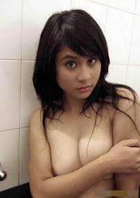 Artis Indo Bugil di Kamarmandi
