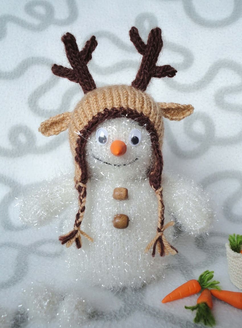 Вязаный снеговик в оленьей шапке