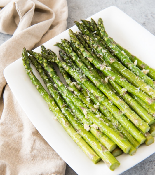 OVEN ROASTED ASPARAGUS WITH GARLIC, PARMESAN, & LEMON #parmesan #dinner