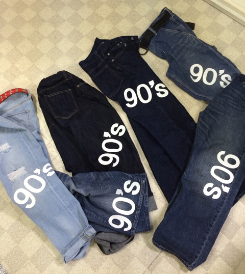 「90's」のテキストを印刷したジーンズの写真