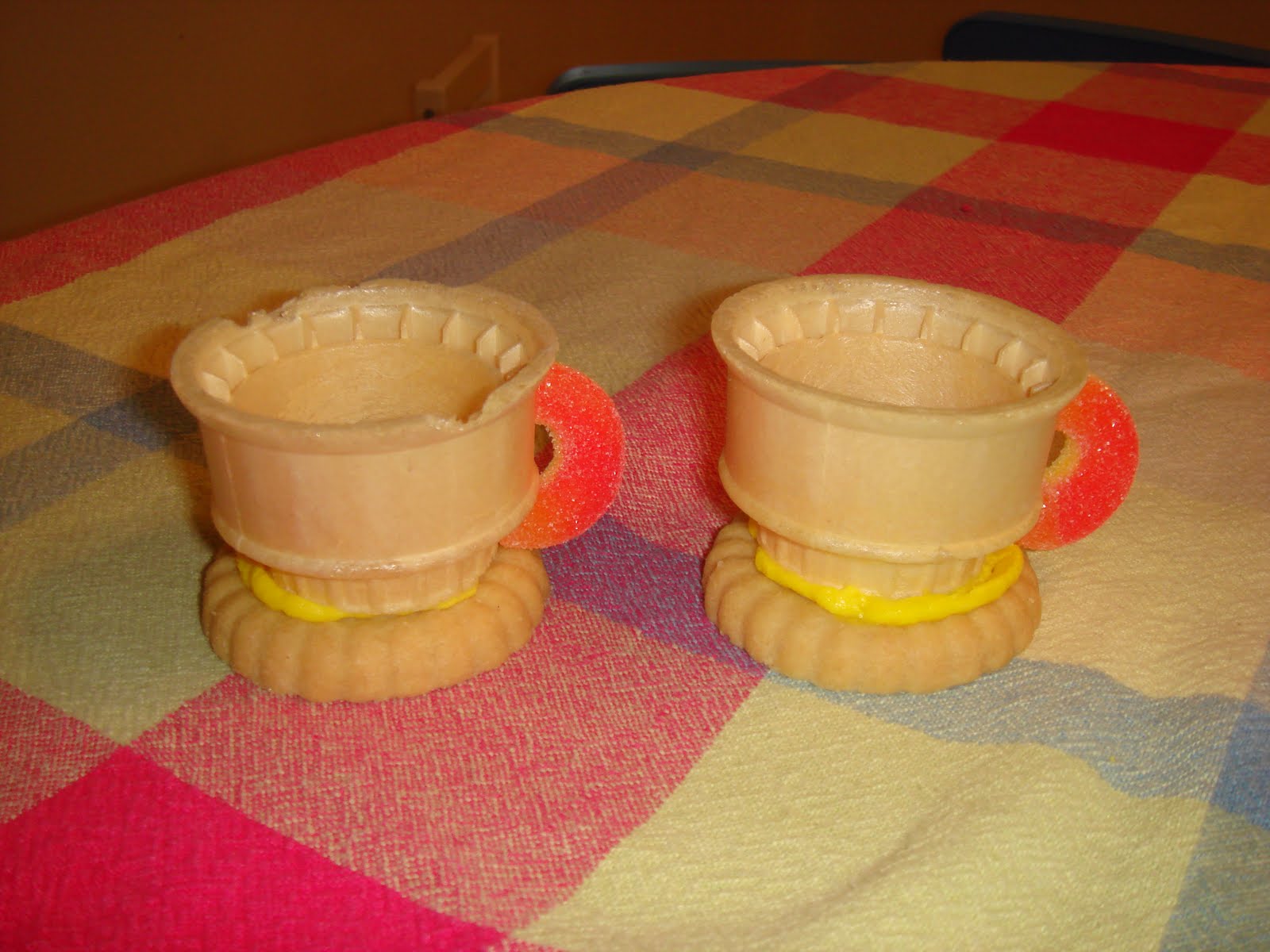 Crafts&Parties Make Edible Tea Cups