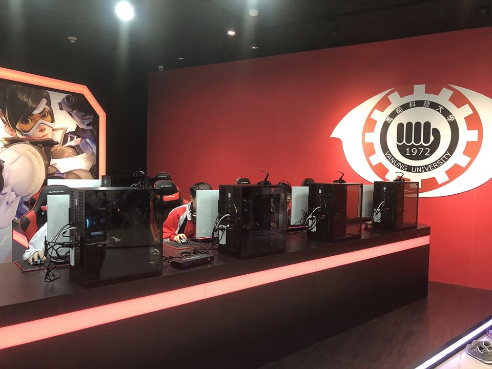 萬能科技大學資工系學生聆聽產業分享。