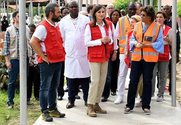 Queen Letizia arrived in Beira, the city that was affected by the cyclone the most, and she visited Dondo Health Centre