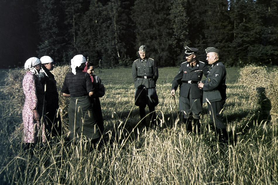 Хайнрих Химмлер знакомится с русскими девушками, август 1941 года 
