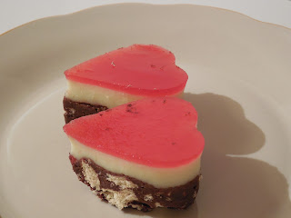 Prajitura cu biscuiti, budinca si jeleu de capsuni