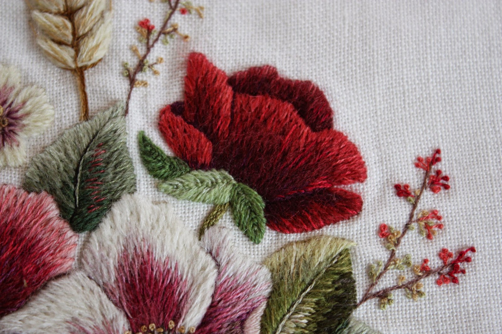 Как выглядит гладь. Как выглядит гладь. Как выглядит гладь. Ручная вышивка гладью. Триш бурр ботаническая вышивка.