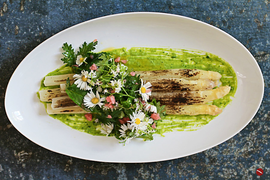 Geflämmter weißer Spargel auf Erbsenpüree mit echten Wasabi-Blättern + Wildkräutersalat #spargel #spargelrezepte #einfach #vegetarisch #vegan #wildkräuter #salat #ostern #muttertag #essbare_blüten #kräuterküche #wildsammlung #verkohlt #gemüse #spargel_rezepte #weißer #kochen #ofen #kalorienarm #salat #grillen #klassisch #zubereiten #ofen #deutsch #nudeln #fleisch #erbsen #essbare #foodblog #foodphotography #plating #spargelwein #wein #weinblog | Arthurs Tochter kocht. Food, Wine, Travel, Love
