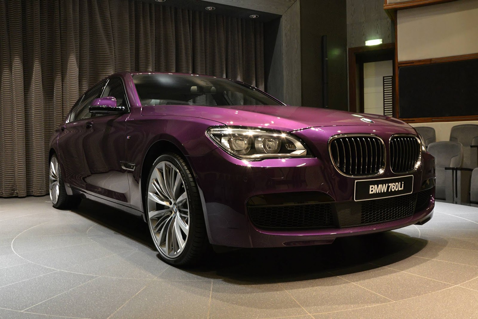 BMW 7 Series фиолетовая