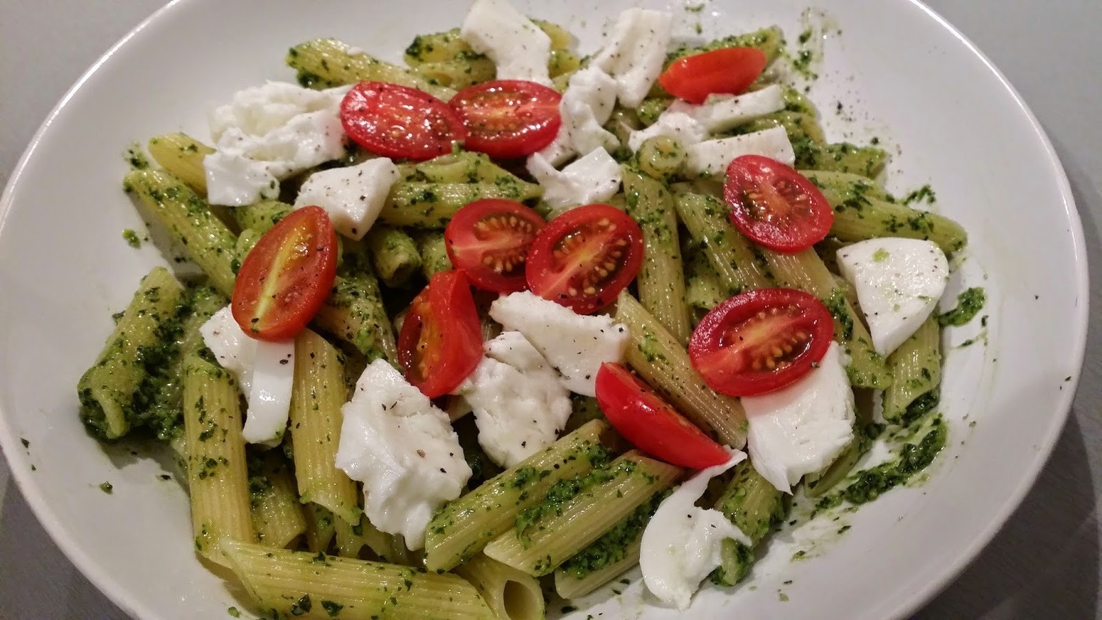 Pasta met (homemade) pesto, mozzarella en tomaat LeinKookt