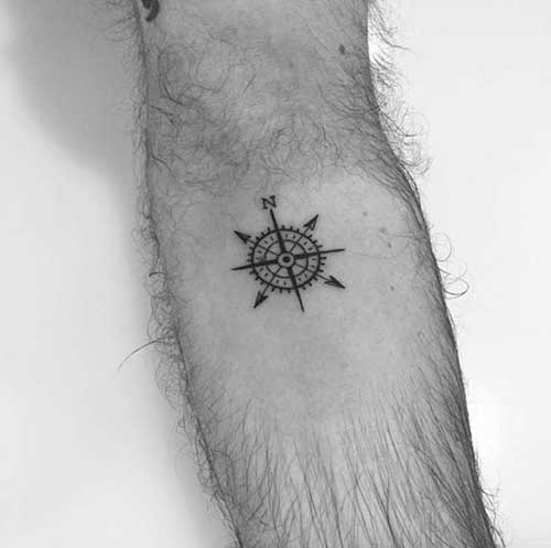 man small compass tattoo erkek küçük pusula dövmesi man small compass tattoo erkek küçük pusula dövmesi