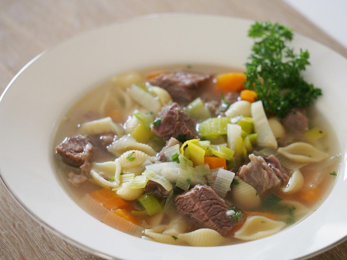 Rindfleischsuppe mit Gemüse und Nudeln (6 Portionen)