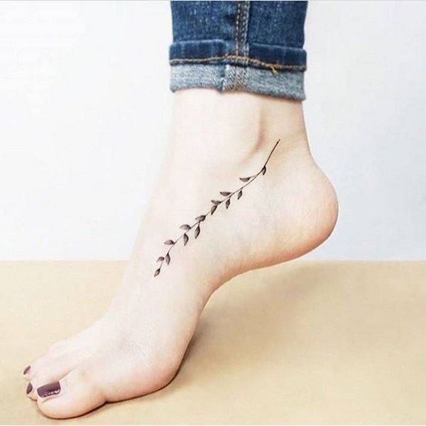 Vemos a una chica con tatuajes femeninos en sus pies