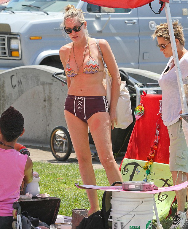 Шэрон стоун на пляже