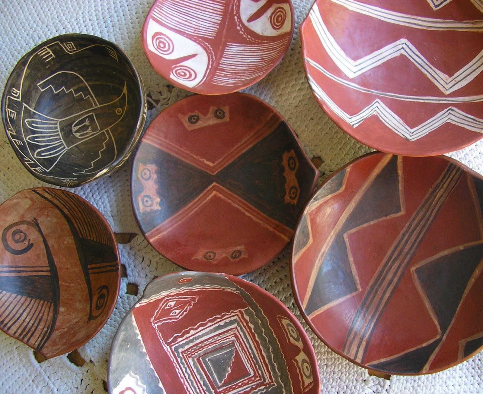 inspirada en la ceramica precolombina del  territoria de Santiago del Estero