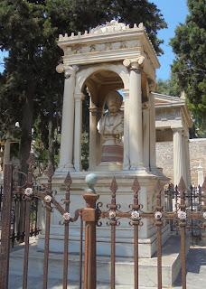 το κτήμα κληρονόμων Σταύρου Χρυσού στο ορθόδοξο νεκροταφείο του αγίου Γεωργίου στην Ερμούπολη