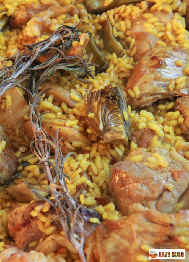 Paella de conejo y alcachofas, receta tradicional fácil