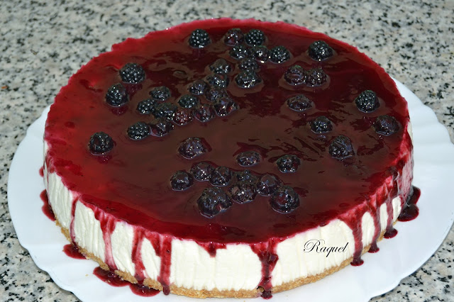 Tarta De Yogur Griego Con Cobertura De Mermelada De Moras Silvestres
