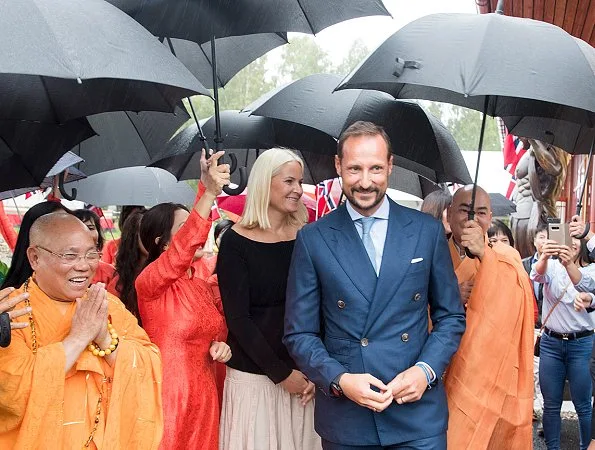 Prince Haakon and Princess Mette-Marit visited OrbitArena and Vietnamese Buddhist Community in Jessheim