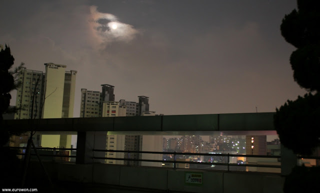 Luna llena sobre Seúl en Corea del Sur
