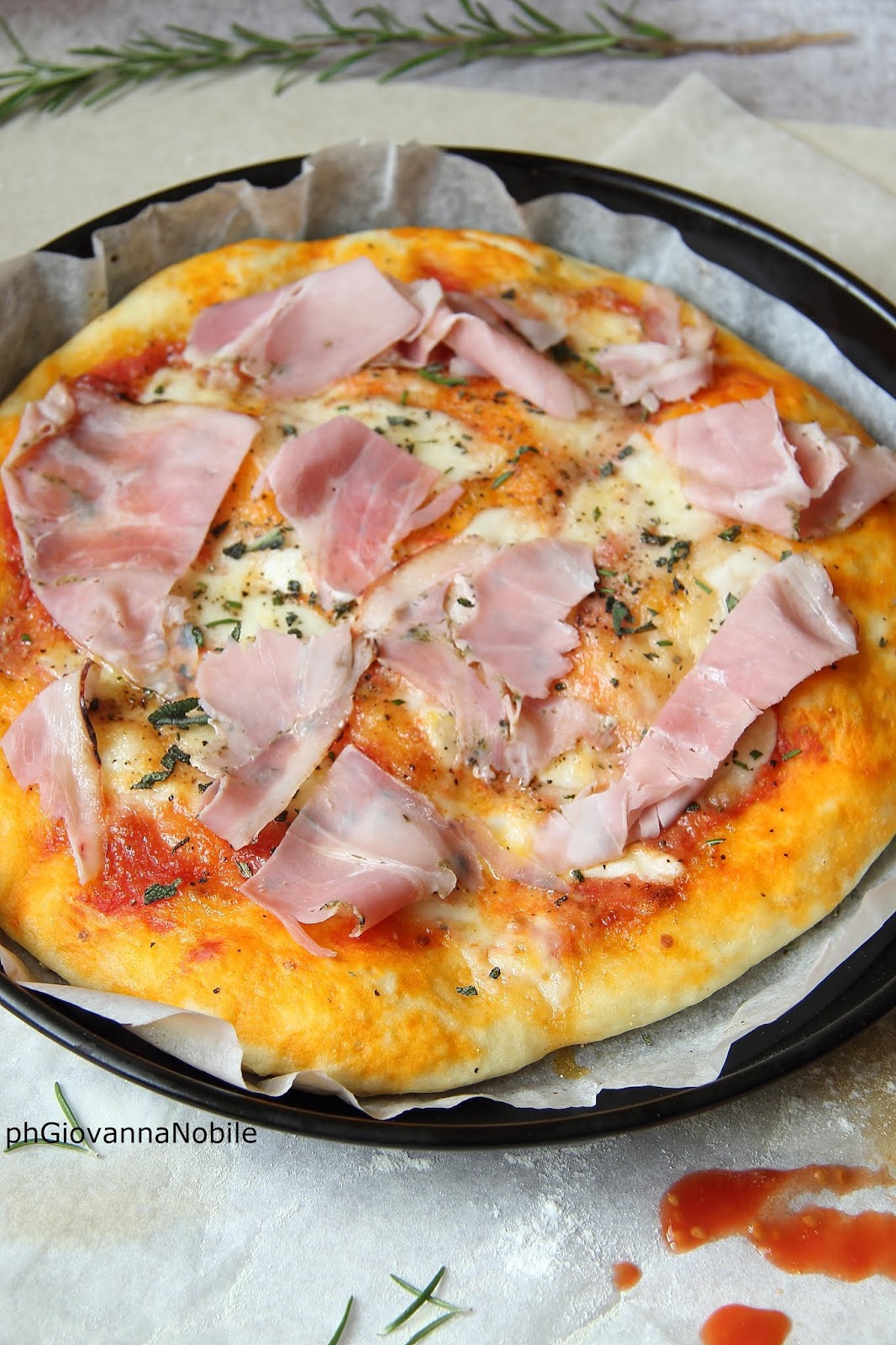Pizza con prosciutto cotto Rustichello e mozzarella di bufala la