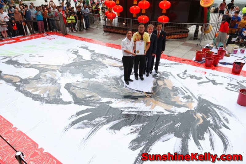 Longest Chinese Horse Painting, Suria KLCC, malaysia book of records, malaysia, cny2014, year of horse, australian artist, yao di xiong, horse painting, james phua, free style painting
