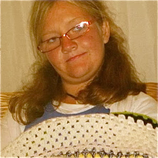 Niños con la manta de ganchillo de abuela Niños con la manta de ganchillo de abuela