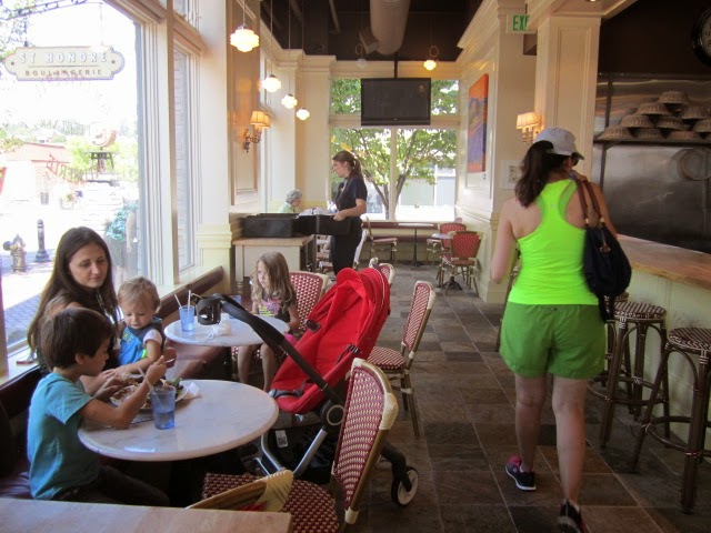 Mexico Daily Living: Downtown Lake Oswego