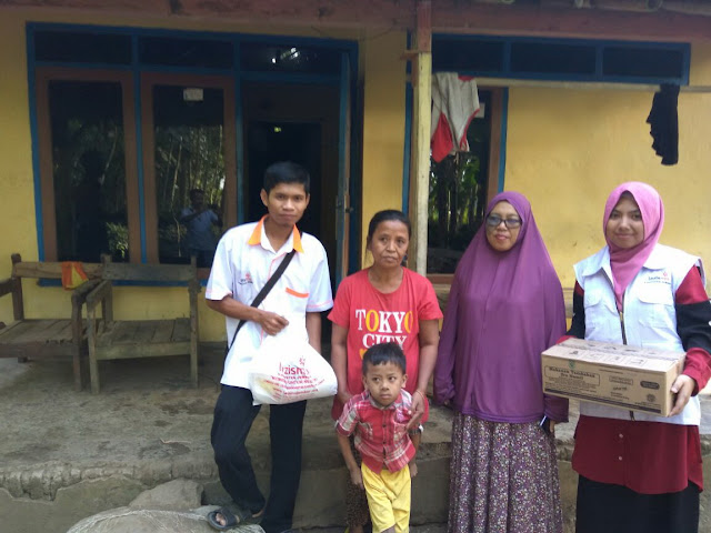 Team Relawan Kemanusiaan Lazismu Jember bersama Kades Karang Kedawung, Ami Trisnowati dan Amirudin