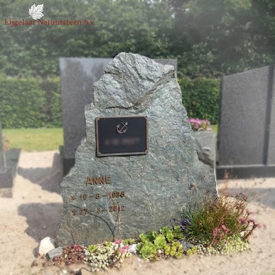 bronzen tekstplaatjes dat groen gepatineerd is