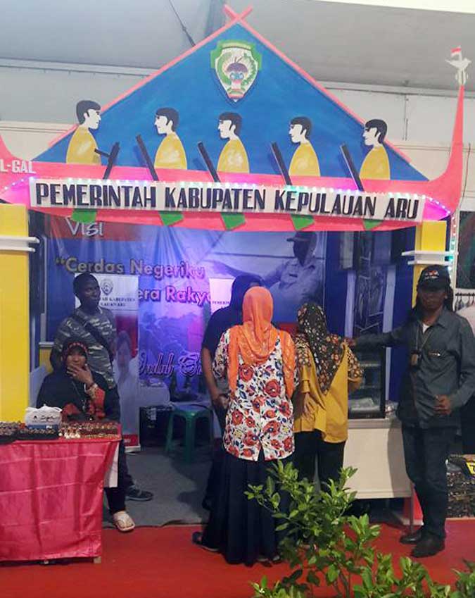Kuliner Kepulauan Aru Diminati Pengunjung Pameran HPN Ambon, Malukupost.com - Produk kuliner masyarakat Kabupaten Kepulauan Aru yang dipamerkan oleh Dinas Perindustrian dan Perdagangan (Disperindag) diminati banyak pengunjung pameran Hari Pers Nasional (HPN) ke-69 dan Maluku Expo 2017, yang digelar di Kota Ambon, Maluku pada 5-9 Februari. "Kuliner yang kami pamerkan sudah habis terjual sehari sebelum pameran ditutup," kata Nixon Cornelis, Kepala Seksi (Kasie) Promosi dan Pemasaran Perdagangan Dalam Negeri Dinas Perindustrian dan Perdagangan (Disperindag) Kabupaten Kepulauan Aru, Kamis (9/2). Ia mengatakan produk kuliner yang dipamerkan oleh pihaknya di stand khusus Pemerintah Kabupaten Kepulauan Aru, merupakan hasil produksi masyarakat yang tergabung dalam berbagai kelompok Usaha Kecil dan Menengah (UKM).